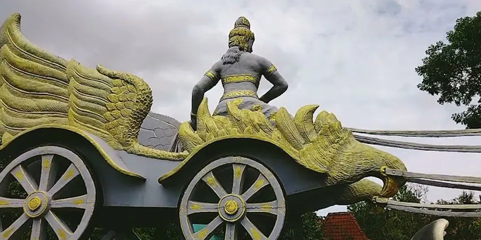 Apakah seni patung itu sebutkan dua contoh patung yang ada di Karanganyar dan Surakarta
