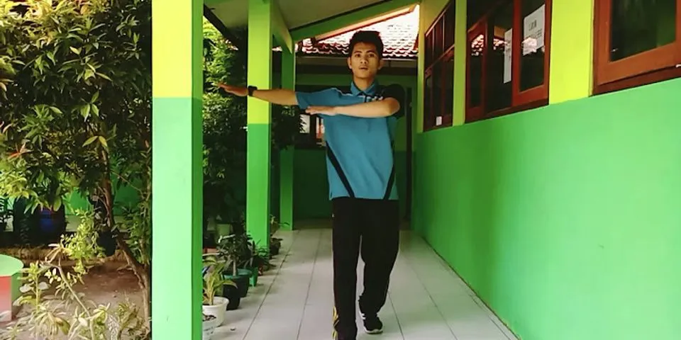 Bagaimana cara melakukan gerak langkah ke samping dengan ayunan lengan