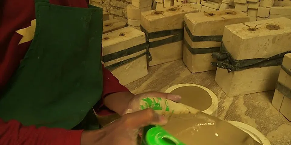 Bagaimana cara pembuatan kerajinan keramik dari tanah liat?